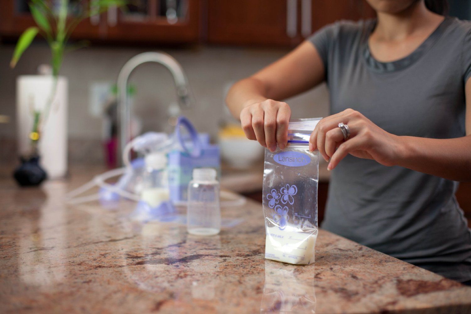 Mẹo bảo quản sữa mẹ an toàn bằng tủ lạnh bạn cần phải biết